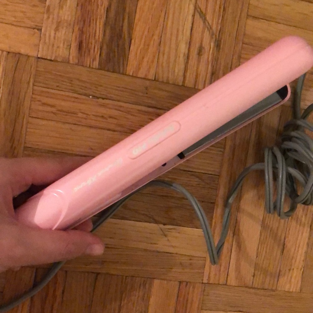 SOLD ❌ Babyliss Pro hair straightener